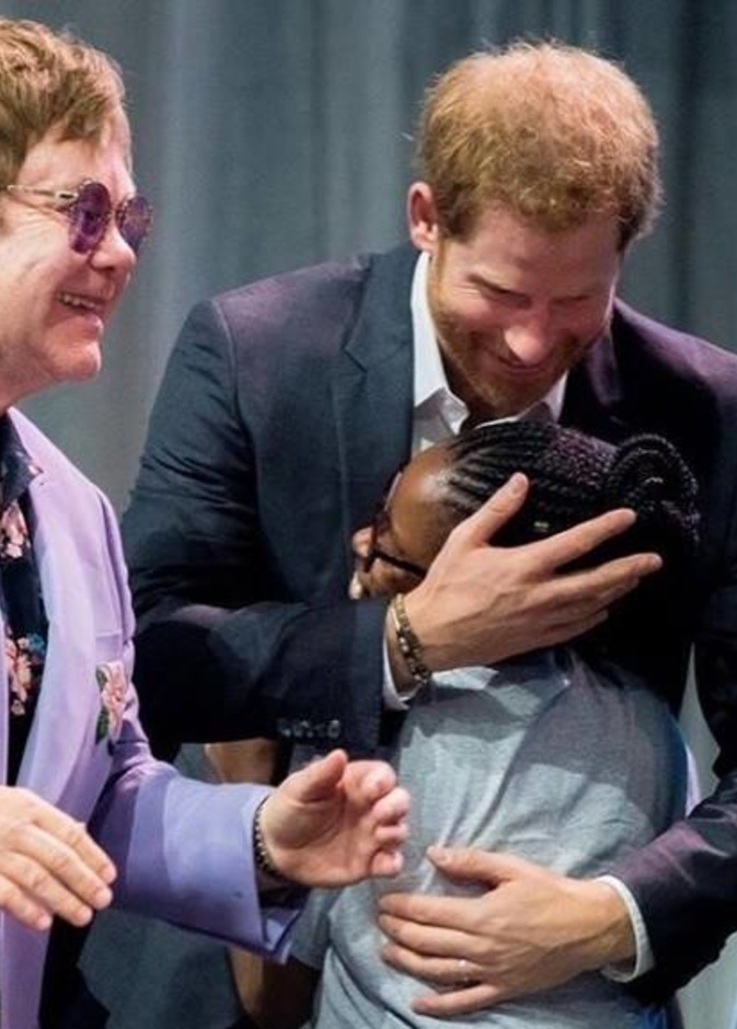 على خطى والدته الراحلة الأمير هاري يحتضن طفلة في المؤتمر الدولي لمكافحة الإيدز