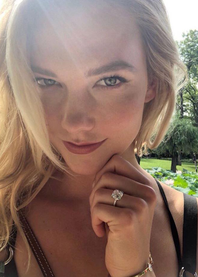العارضة العالمية كارلي كلوس سعيدة بالكشف عن خاتم خطوبتها من جوشوا كوشنر