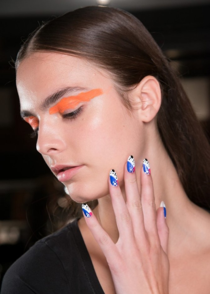 طلاء أظافر عصرية من الزخرفات مع Libertine