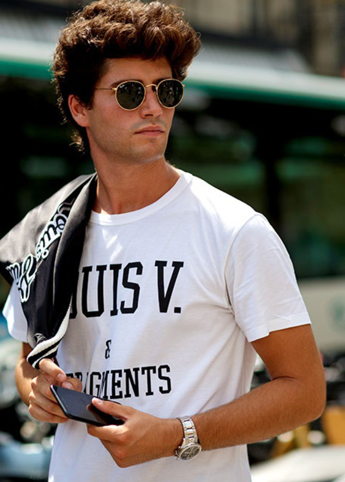  ستايل صيفي جذاب بالتيشرت المطبّع بكتابات مع النظارات الشمسية