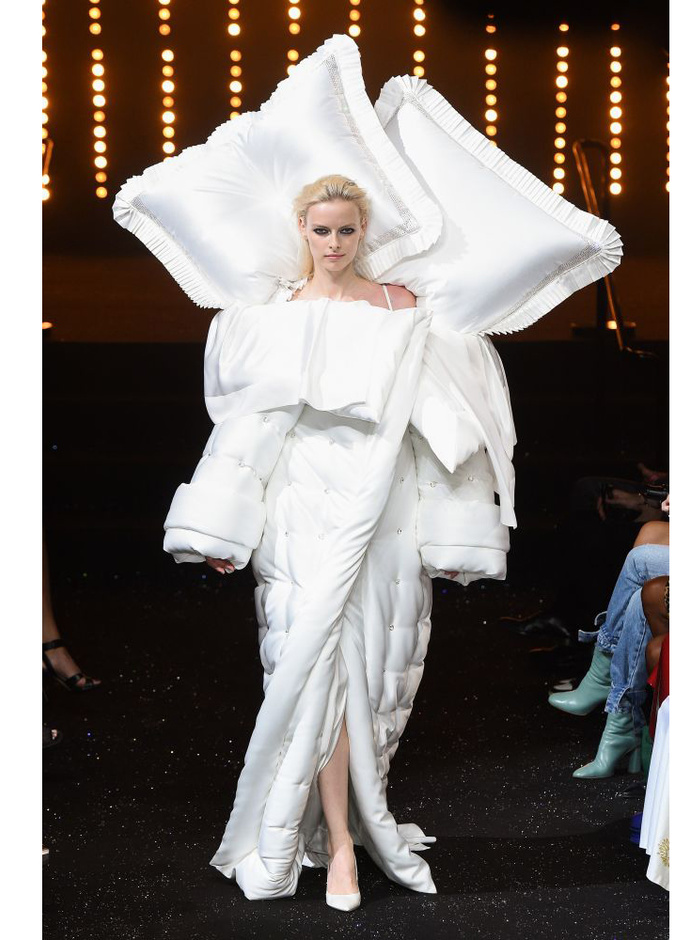  Iris van Herpen تصميم غريب من عرض