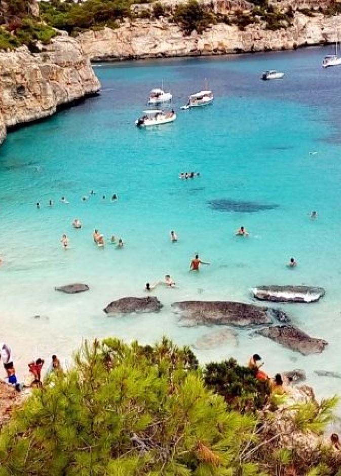 مشهد لشاطئ Cala D’en Serra