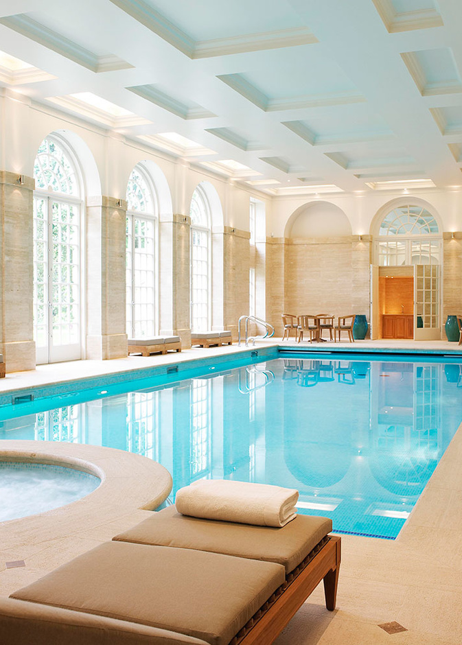 ديكور عصري ومودرن لمسبح شتوي دائري