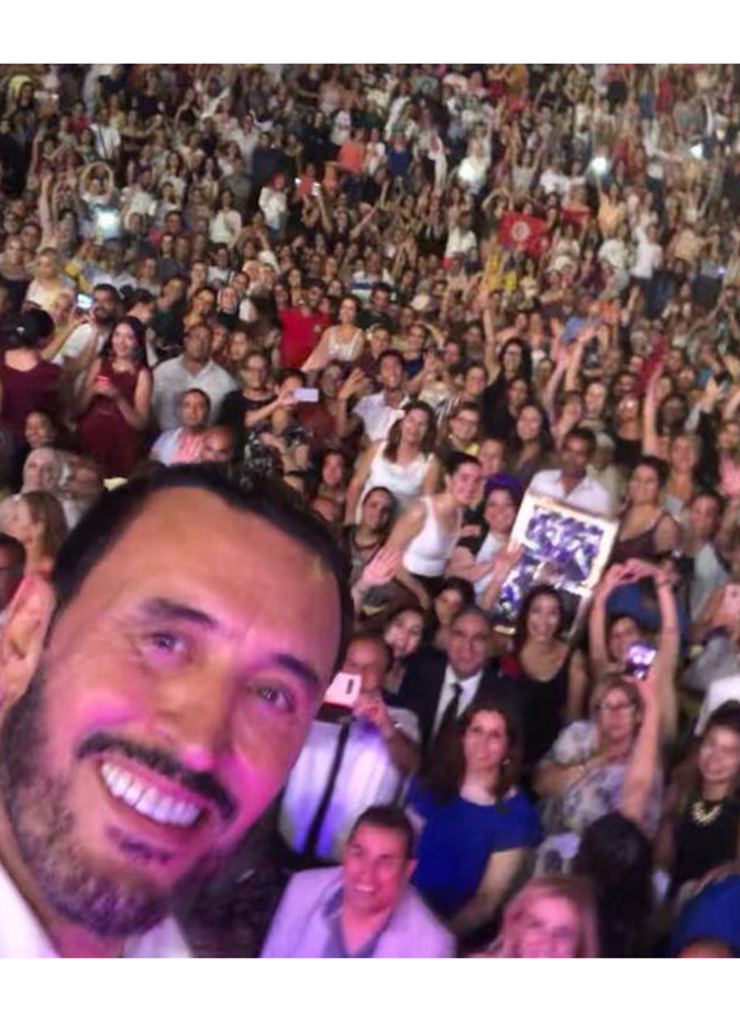 سيلفي لكاظم الساهر مع جمهوره في مهرجان قرطاج