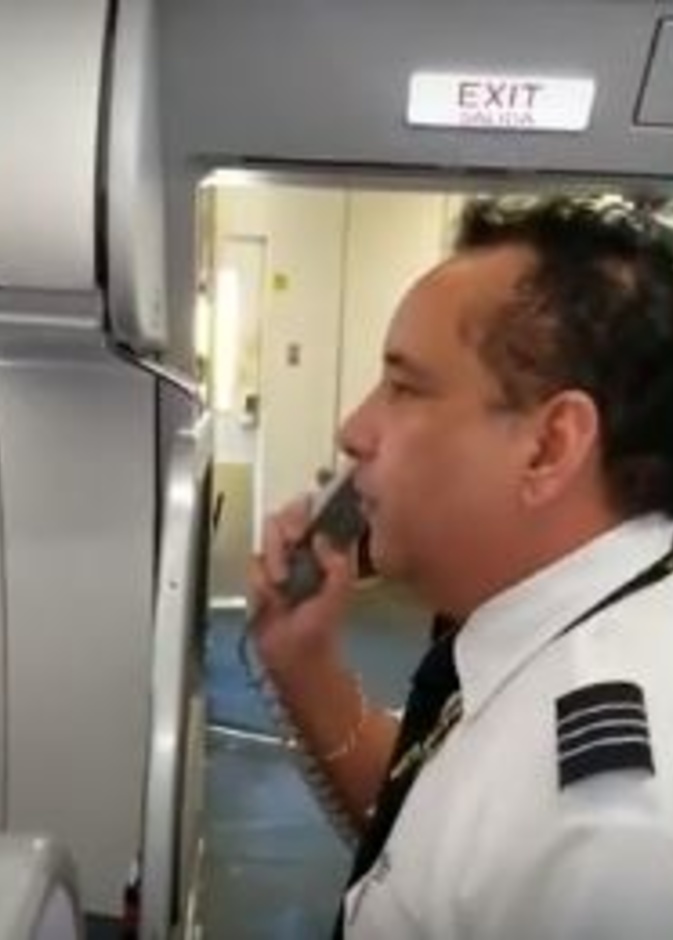  طائرة يغني للركاب قبل انطلاق رحلتهم