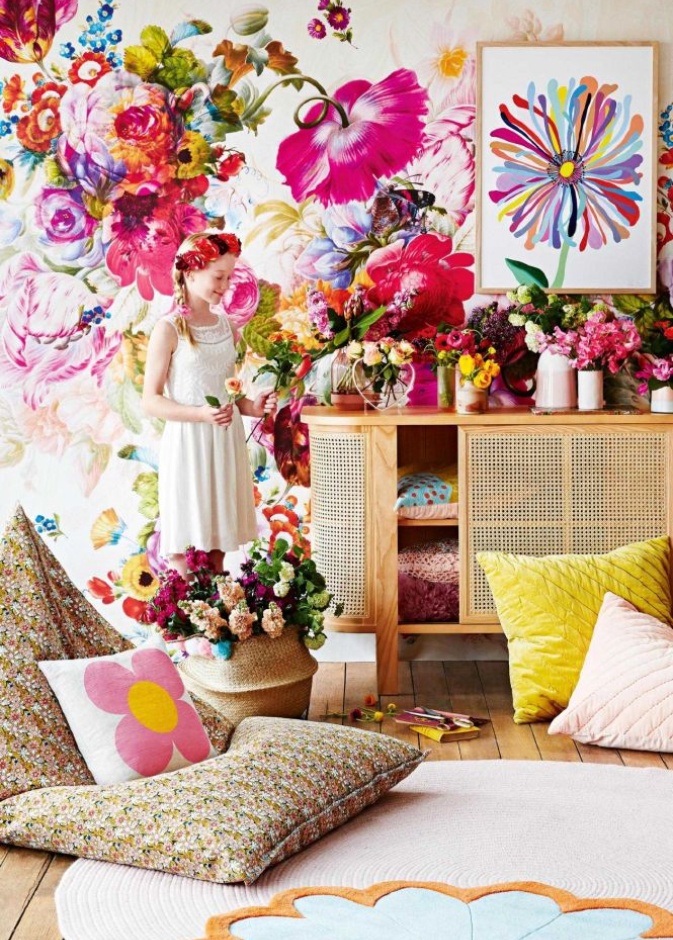 توزيع مجموعة من الزهور على جدار غرفة النوم.