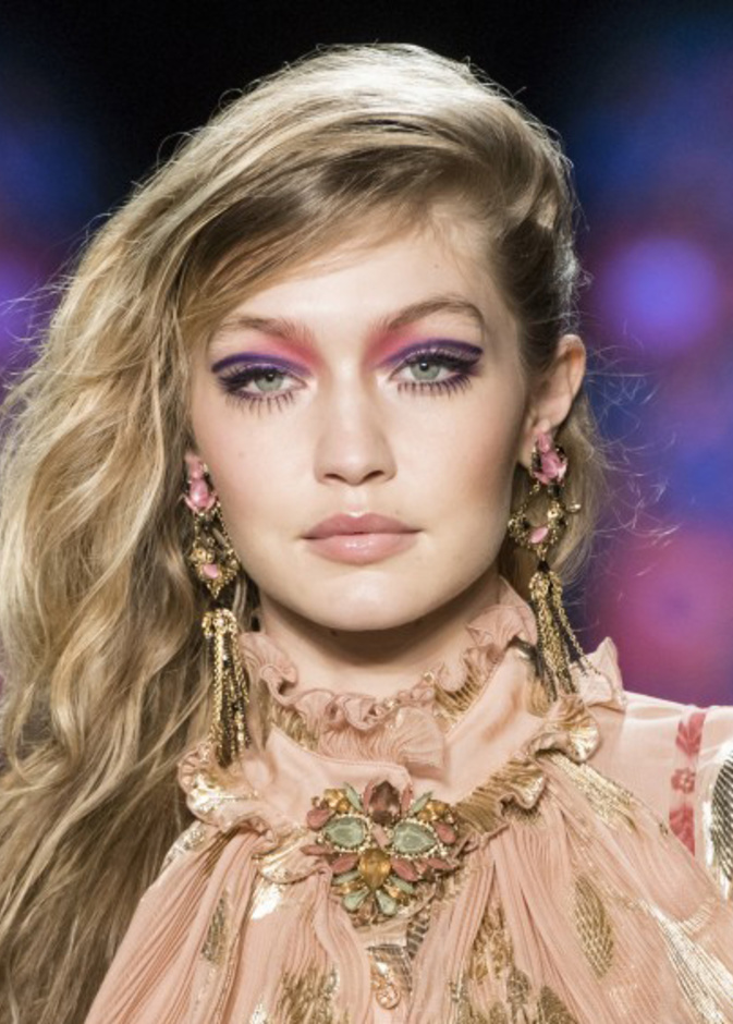 شفايف قوية باللون المرجانيمن دار Alexander McQueen