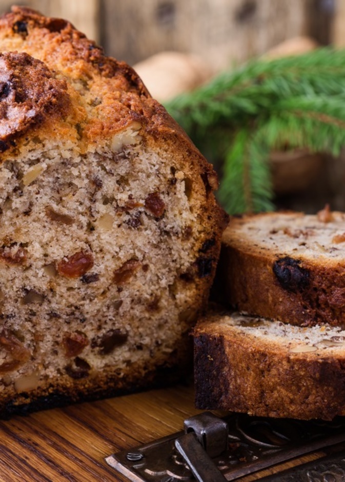 الطريقة الصحيحة لوضع الزبيب في الكيك دون أن يترسب في الأسفل