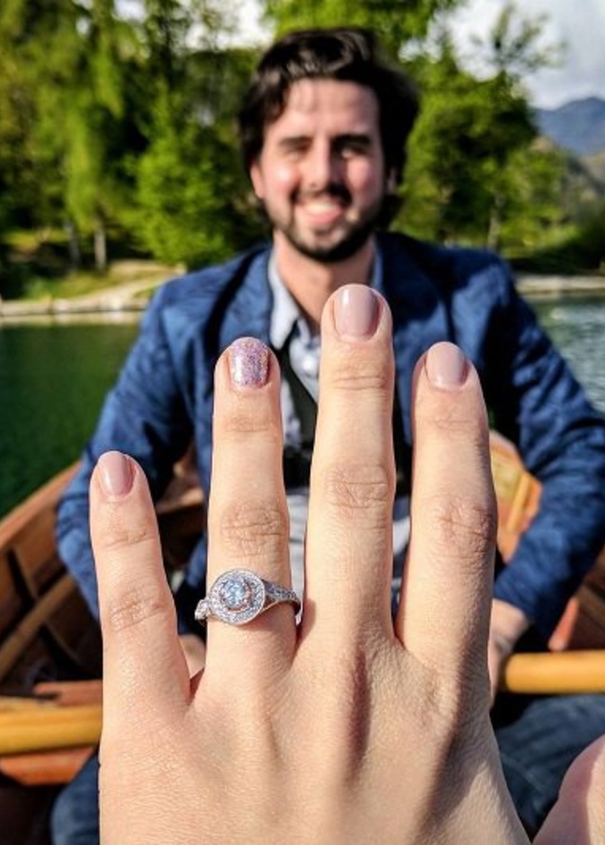 يجب اختيار مصور محترف لالتقاط صور مميزة لاعلان الخطوبة