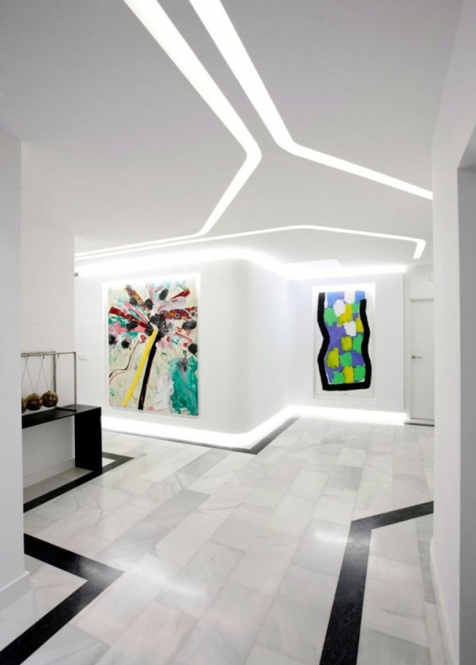 غرفة نوم تعتمد بإضاءتها على الإنارة المخفية