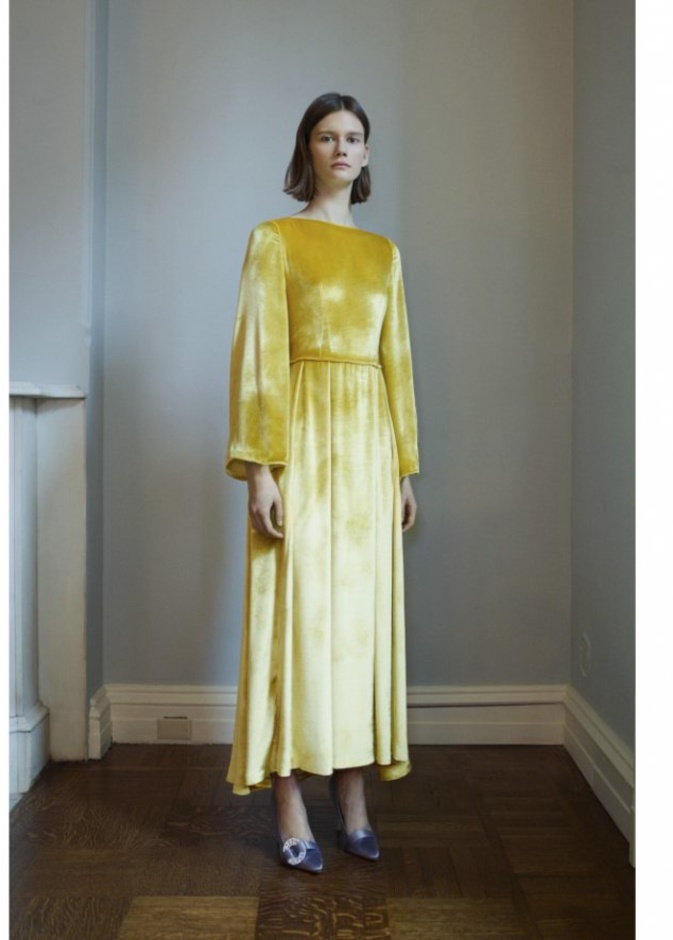 Alberta Ferretti قماشة ناعمة تلمع مع لون ترابي راقي