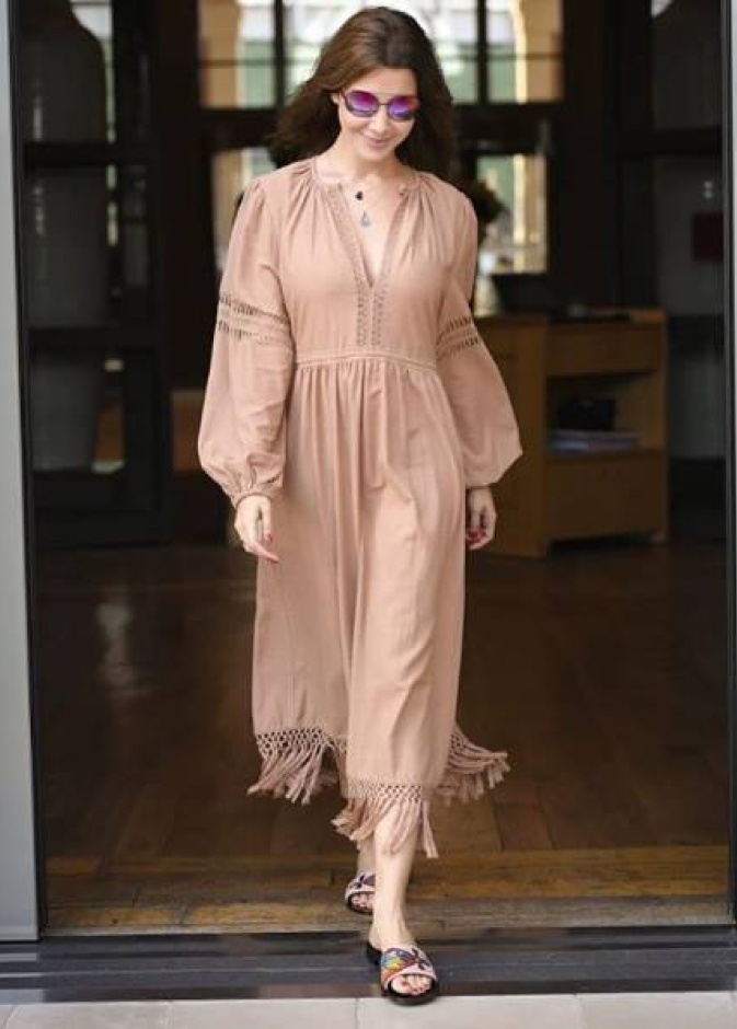 نانسي عجرم بفستان واسع في موناكو بعد الإعلان عن حملها بمولودها الثالث