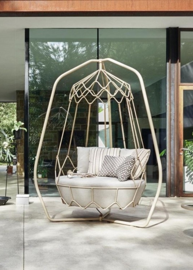 الأرجوحة التي تعلق من طرفيها لجلسات الاسترخاء ضمن الحدائق المنزلية