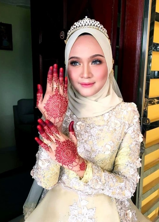 نقوش اميرية بالحنة البيضاء للعروس