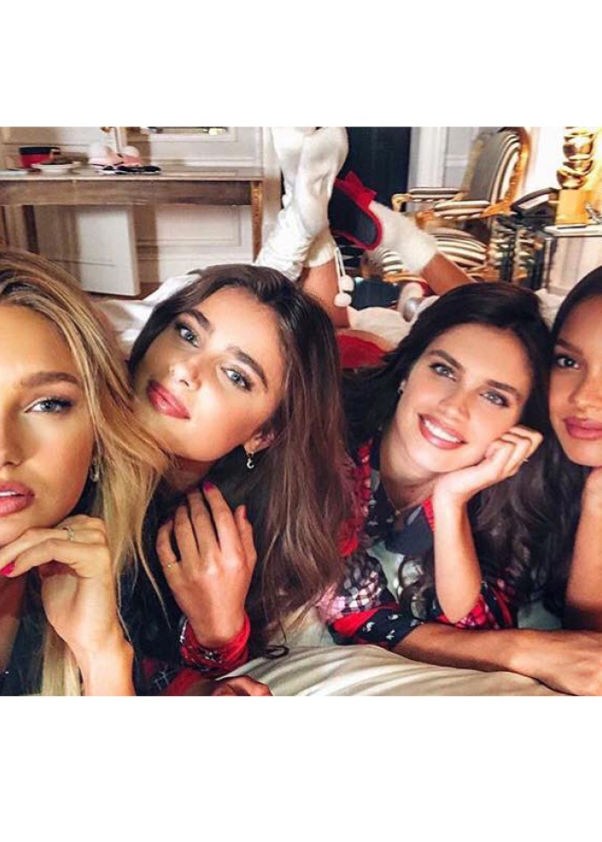 عارضات أزياء فيكتوريا سيكريت بجلسة تصوير خاصة بموسم الأعياد