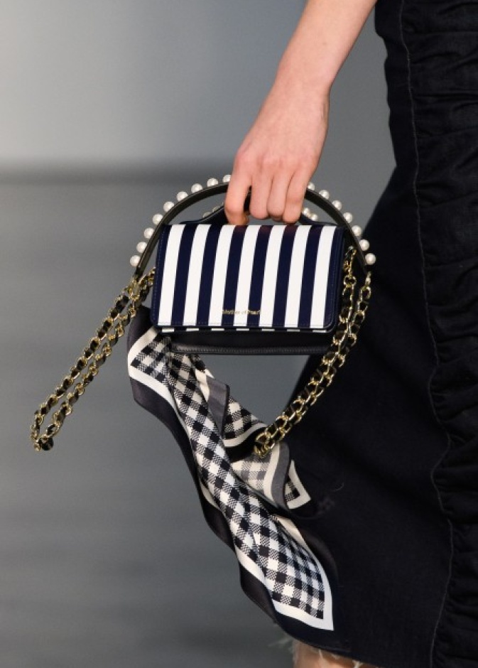 Philip Lim طريقة مبتكرة للوشاح مع الحقيبة