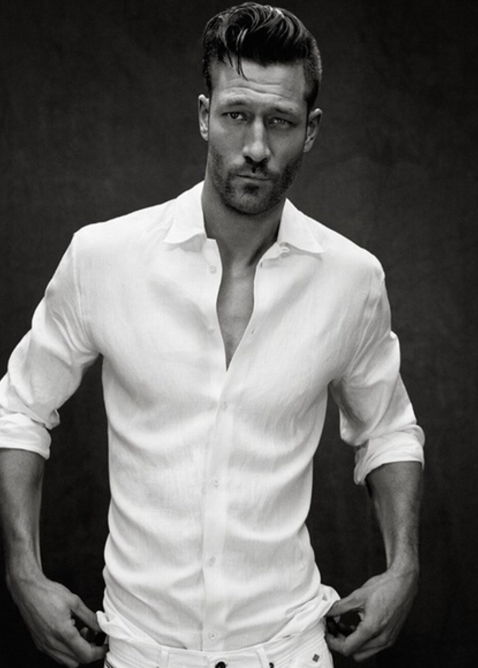 طريقة مسترخية بالقميص الأبيض مع الجينز الأسود الحذاء البيج