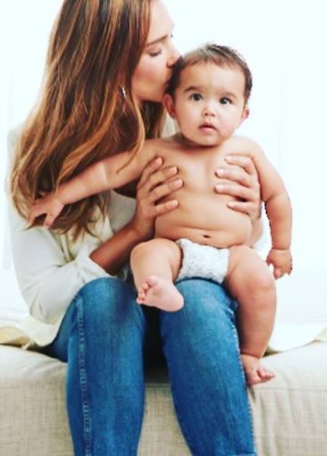 جيسيكا البا تشارك متابعيها صورة لطيفة مع ابنها هايز بمناسبة بلوغه الشهر السابع