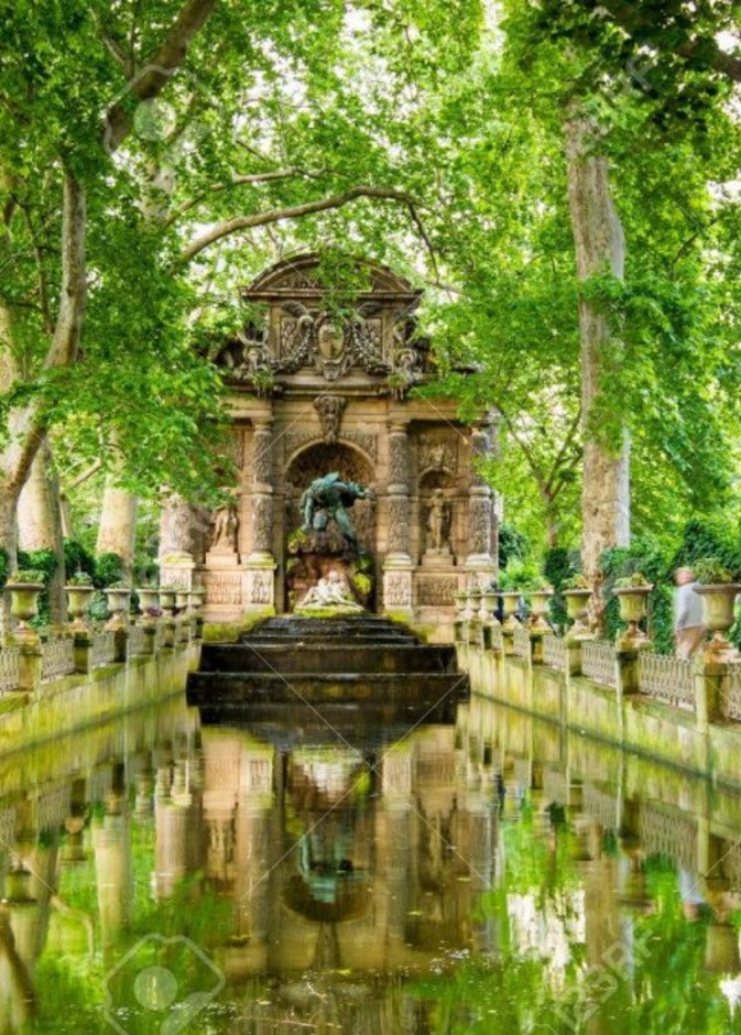 يتميز قصر فرساي بتصميمه الخارجي المبهر وتصميمه الداخلي الأكثر إبهارا