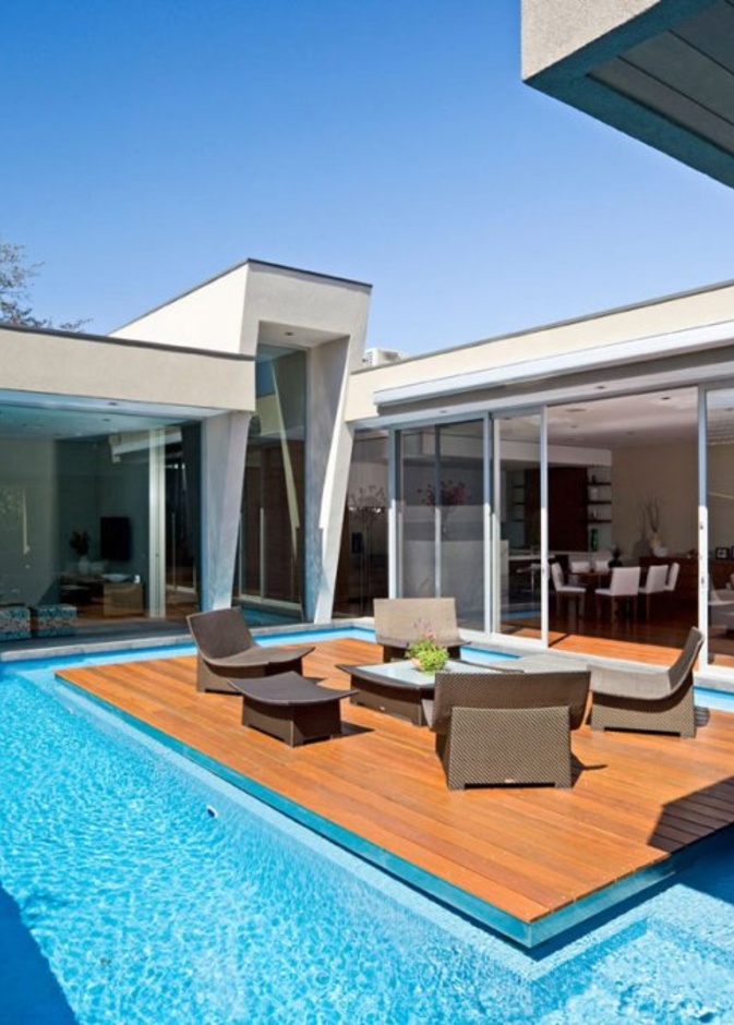 صخور وشلالات وإنارة مميزة لتصميم مسبح مميز