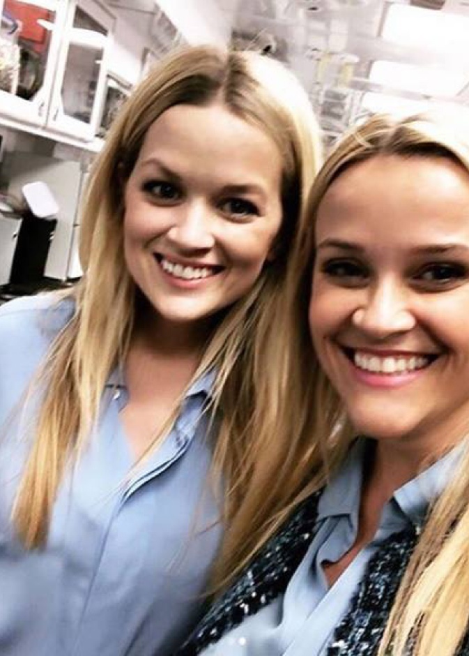 ريس ويذرسبون تنشر صورة لها مع شبيهتها التي مثلت عنها مشاهد في 5 أفلام!