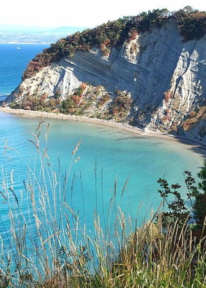 من شاطئ Mesečev Zaliv