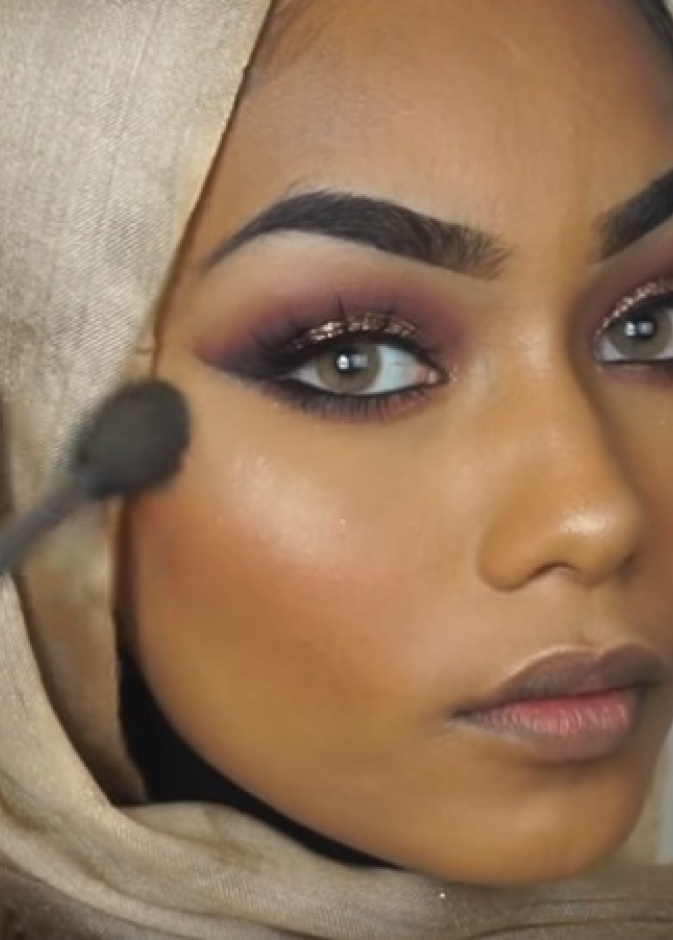  مكياج عروس باللون البنفسجي مع الذهبي