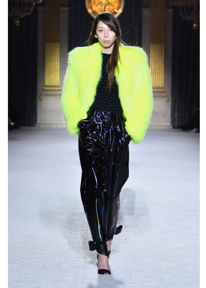  قدمت دار بالمان Balmain جاكيت الفرو القصير بلون اصفر نيون