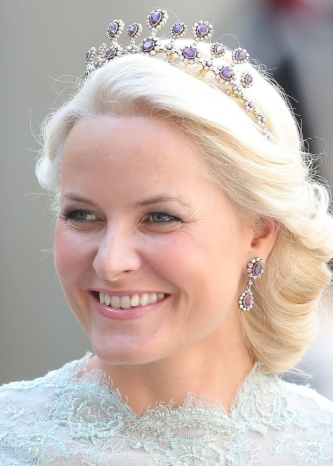  الأميرة فكتوريا بتاج ناعم ماسي ناعم مع تسريحة الجدايل