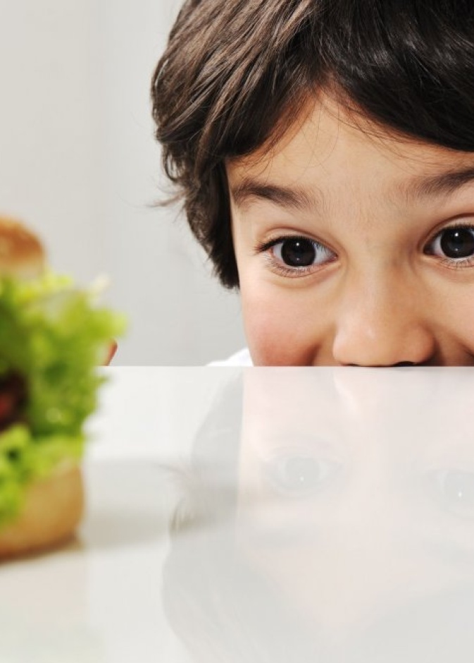 طرق مساعدة الطفل على تجنب الوجبات السريعة