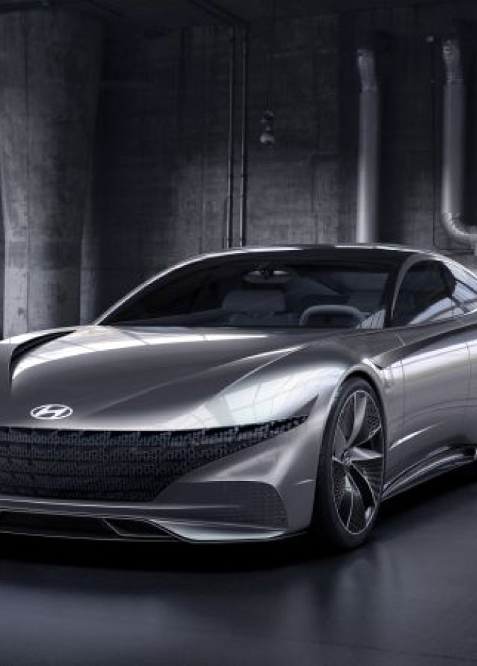 سقف زجاجي وأبواب تنافس سيارات رولز رويس