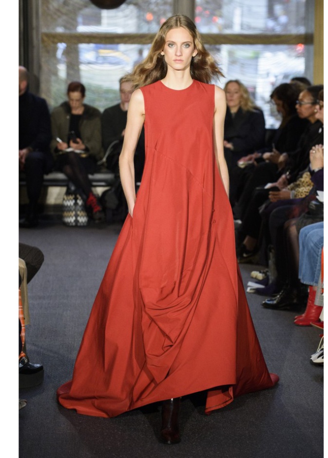 Cushnie et ochs فستان بقماشة برّاقة تليق بصاحبات القامة الممشوقة والجسم النّحيف