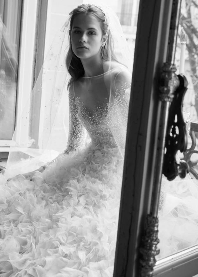  فستان من تصميم ايلي صعب