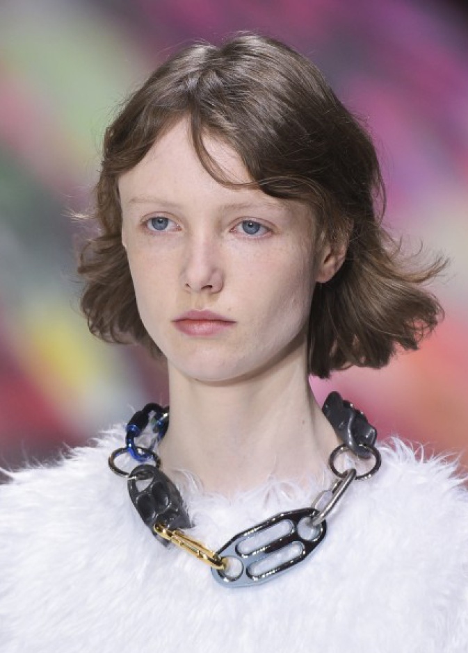 أكسسوارات العقود المعدنية والدائرية من Balenciaga