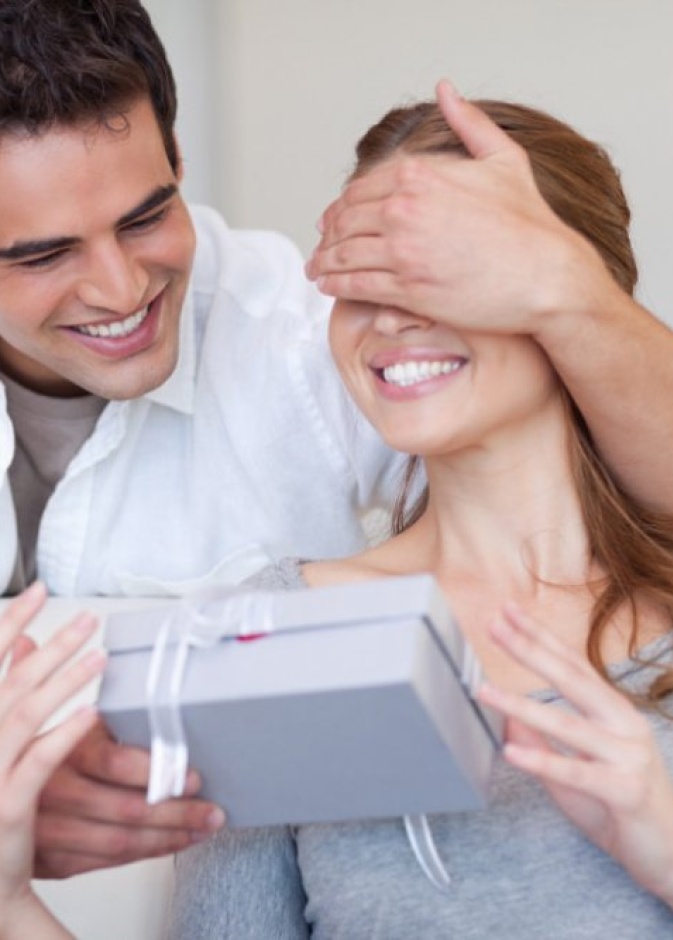 سيغمرك بالهدايا فهو كريم الخلق والمال