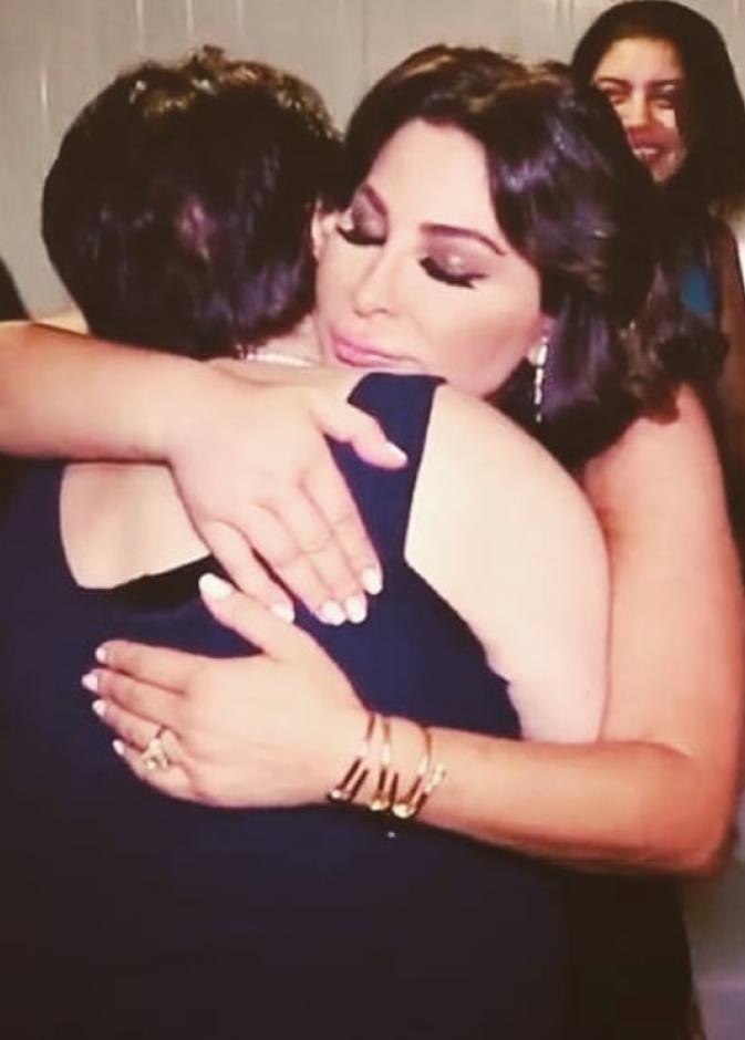 إليسا تنشر صورة مميزة وهي تحتضن والدتها مع تعليق"أمي كل حياتي" 