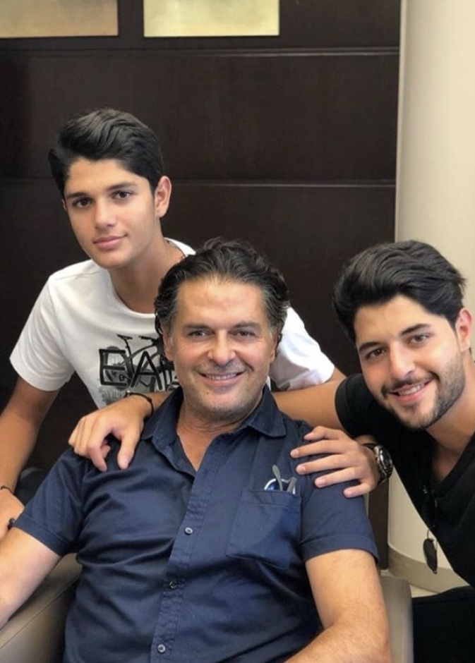 راغب علامة ينشر صورة مميزة له بين نجليه خالد ولؤي مع تعليق "الكمال بكل بساطة"