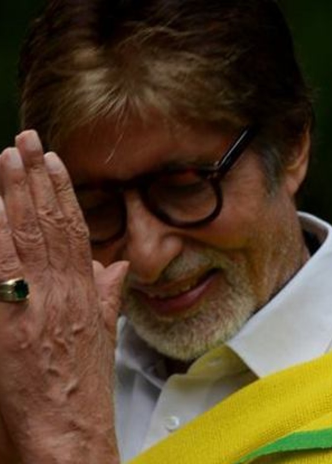 أميتاب باتشان يتبرع بمقتنياته الشخصية لإنقاذ المتضررين من الفيضانات