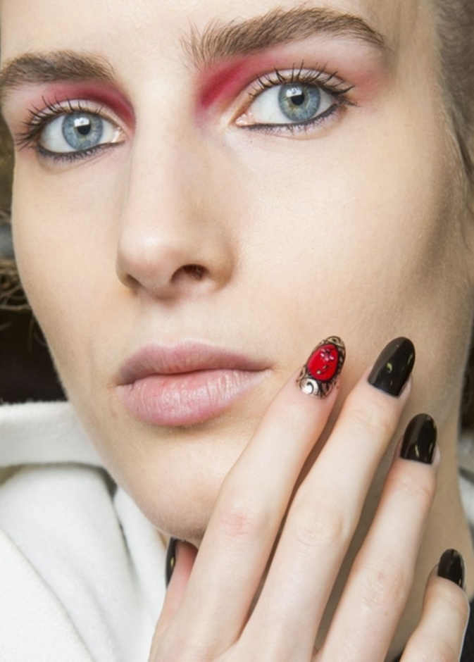 اللون الأسود على الأظافر صيحة شتاء 2019