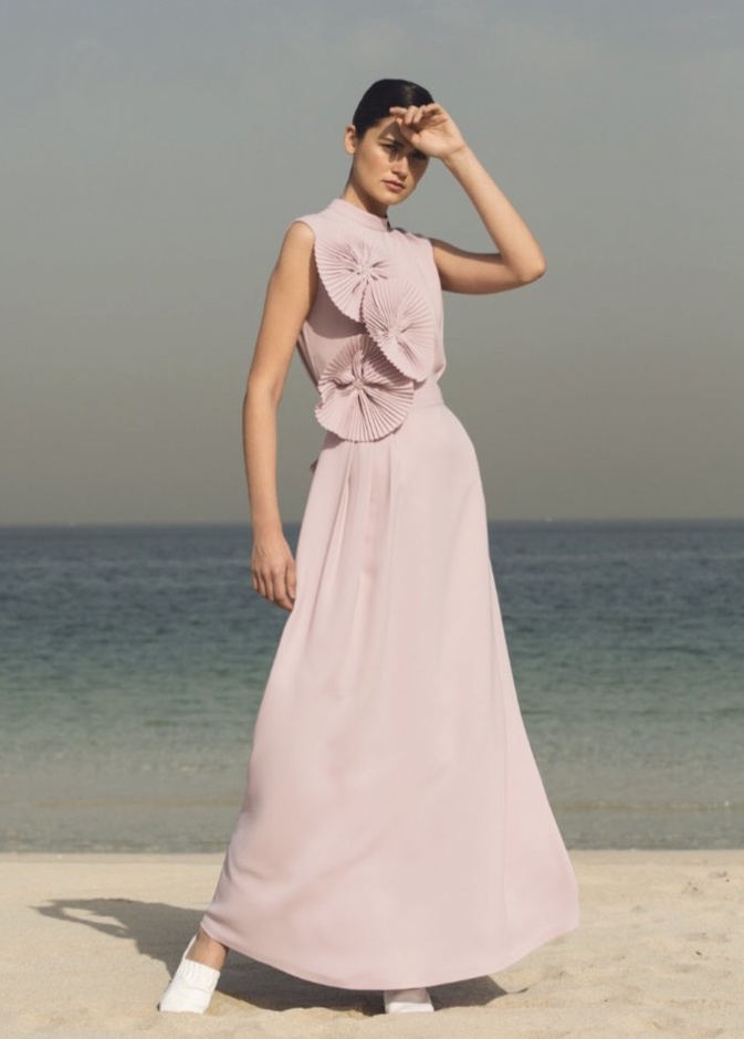  قصات واسعة وفضفاضة مزينة بتفاصيل دارجة مثل الأزرار البارزة