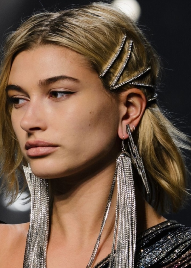 اقراط الشراشيب الطويلة مع حبيبات براقة من Zadig & Voltaire
