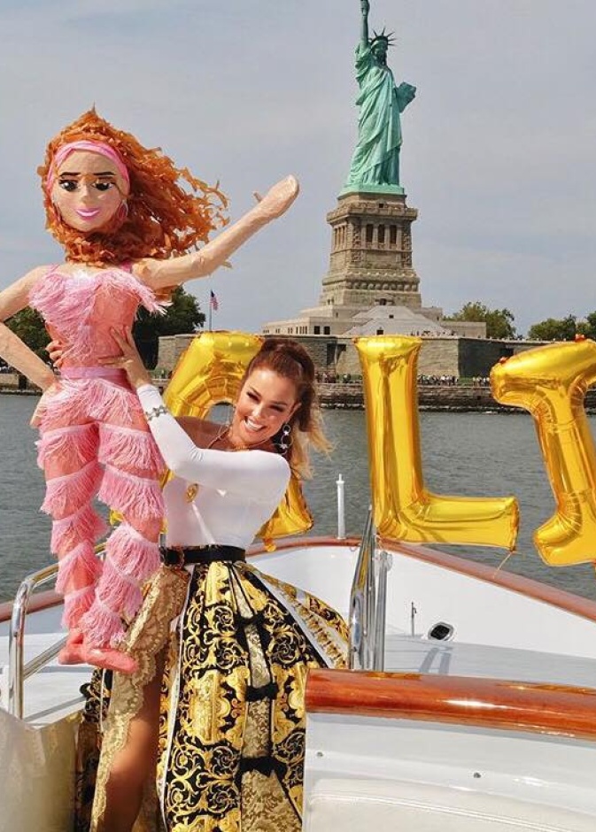 تاليا تحتفل بعيد ميلادها الـ 47 تحت تمثال الحرية في نيويورك