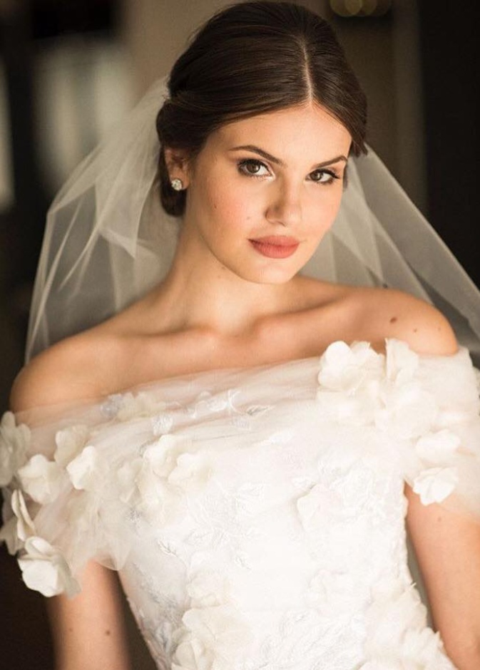 العروسين اثناء دخول مكان الحفل