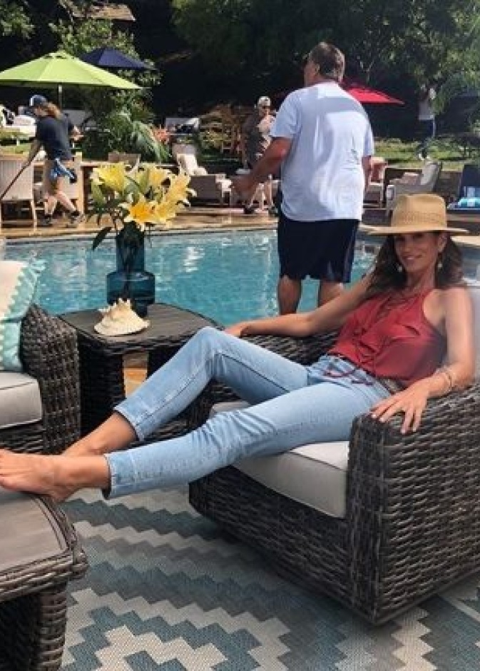 سندي كروفورد تدخل أجواء الاسترخاء الصيفية بجلسة مريحة حول بركة السباحة