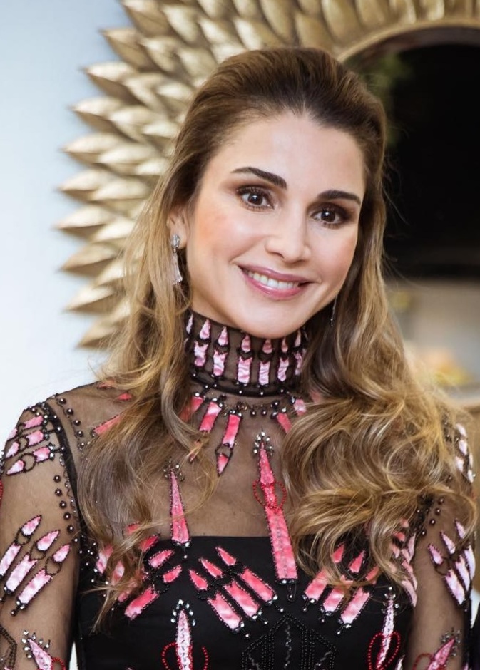الملكة رانيا تتسم إطلالاتها بالنعومة