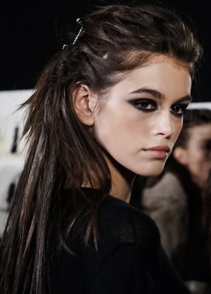 Kaia Gerber بمكياج شبابي جريء