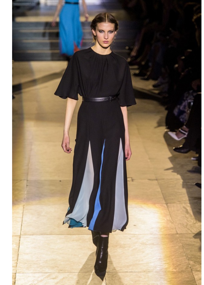 Carolina Herrera قصّة كلاسيكية مع الحزام عند الخصر واللّون الدّاكن