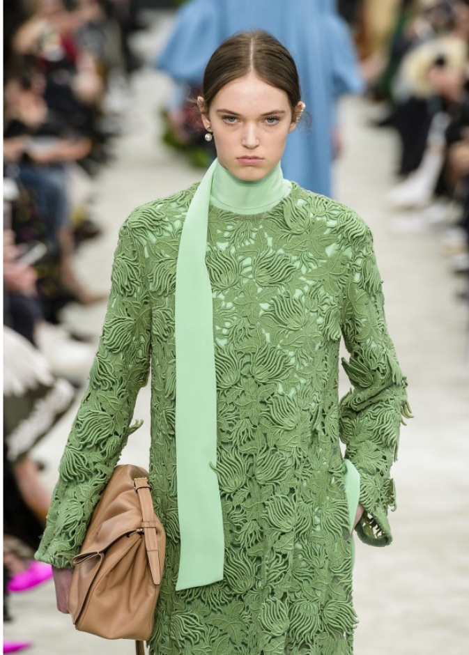 موضة الملابس باسلوب الشال الحريري في شتاء 2019 من 3.1 Phillip Lim