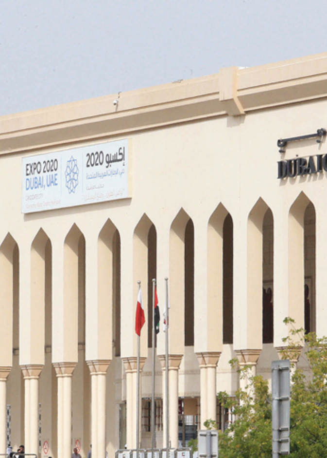 عاطل يجر رجل شرطة في دبي بسيارته 70 متراً ويدهس قدمه