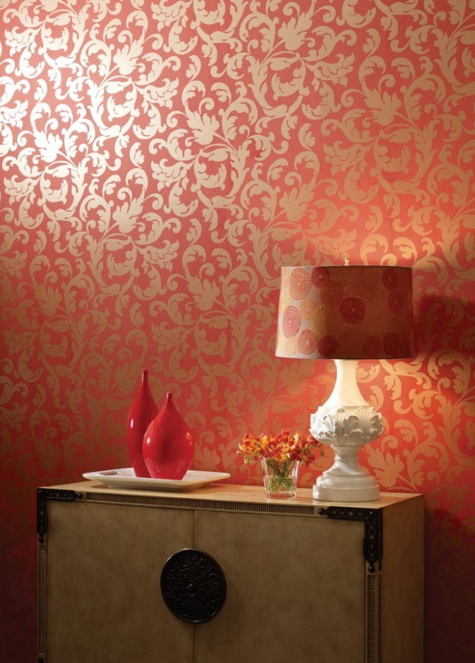 ورق جدران ميتاليك ببريق الفضي لغرفة جلوس مودرن